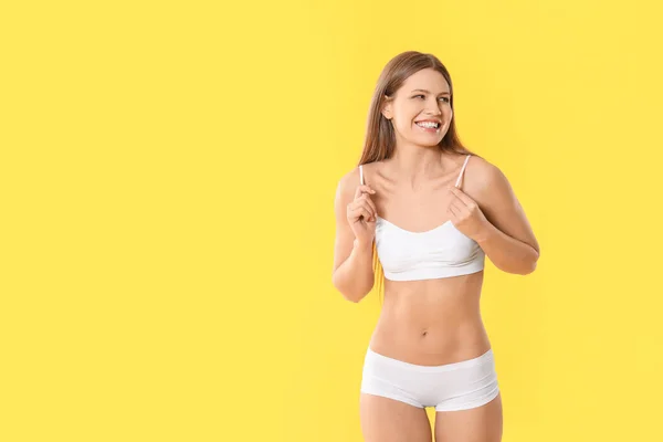 Hermosa Mujer Joven Ropa Interior Sobre Fondo Color — Foto de Stock