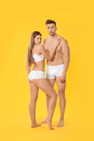 Parejas con ropa interior sale