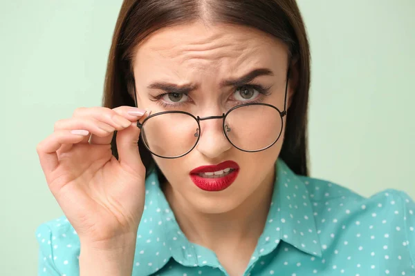 Mujer Joven Con Problemas Fondo Color Primer Plano — Foto de Stock