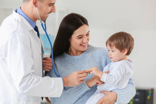 Frau Mit Kleinem Baby Besucht Kinderarzt Klinik — Stockfoto
