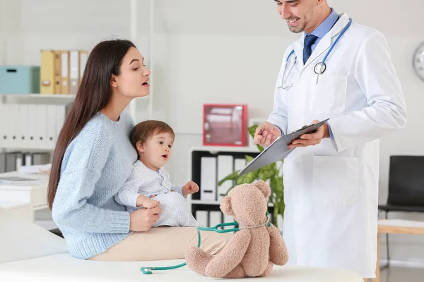 Kvinna Med Liten Bebis Besöker Barnläkare Kliniken — Stockfoto