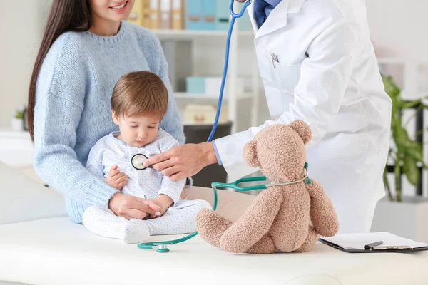 Kvinna Med Liten Bebis Besöker Barnläkare Kliniken — Stockfoto