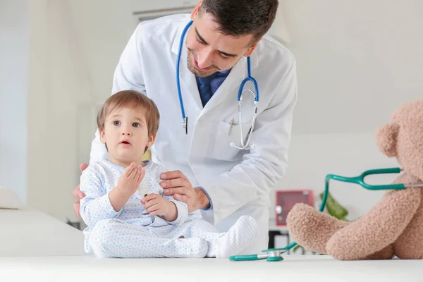 Pediatra Examinando Pequeño Bebé Clínica — Foto de Stock