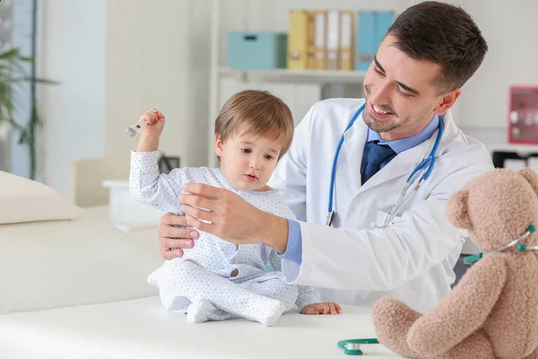 Pediatra Examinando Pequeño Bebé Clínica —  Fotos de Stock