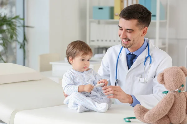 Pediatra Examinando Pequeño Bebé Clínica — Foto de Stock