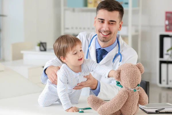 Barnläkare Undersöker Lilla Baby Klinik — Stockfoto