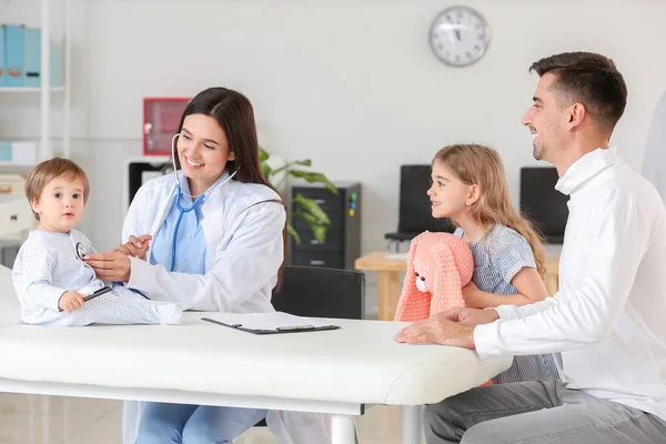 Hombre Con Niños Visitando Pediatra Clínica — Foto de Stock