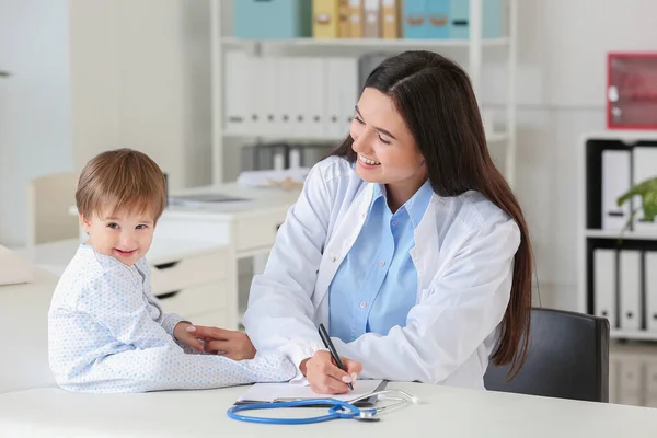 Pediatra Examinando Pequeno Bebê Clínica — Fotografia de Stock