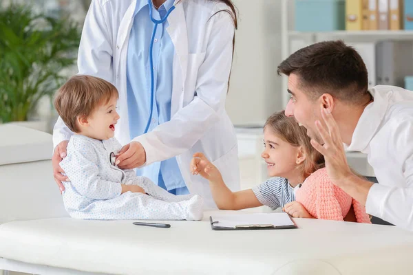 Man Med Barn Besöker Barnläkare Kliniken — Stockfoto