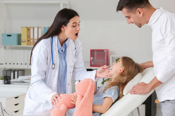 Hombre Con Hija Pequeña Visitando Pediatra Clínica —  Fotos de Stock