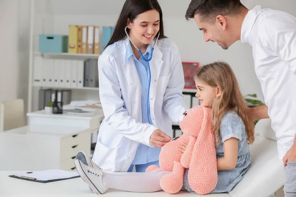 Homme Avec Petite Fille Visite Pédiatre Clinique — Photo