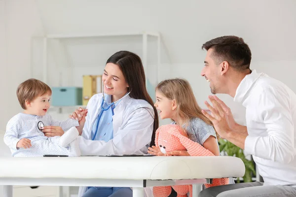 Mann Mit Kindern Besucht Kinderarzt Klinik — Stockfoto