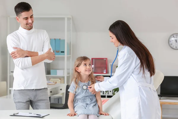 Mann Mit Kleiner Tochter Besucht Kinderarzt Klinik — Stockfoto