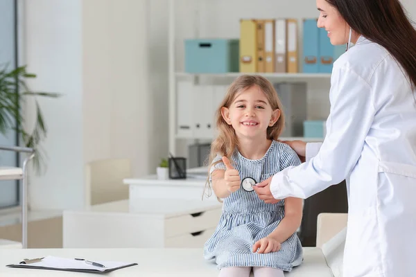 Pediatra Examinando Menina Clínica — Fotografia de Stock