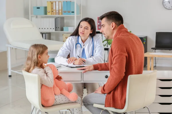 Mann Mit Kleiner Tochter Besucht Kinderarzt Klinik — Stockfoto