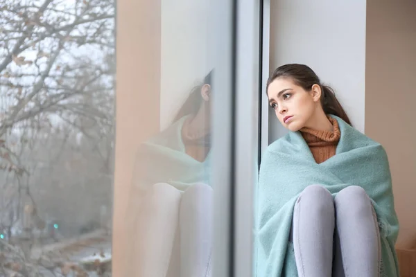 Depressive Junge Frau Der Nähe Von Fenster Hause — Stockfoto