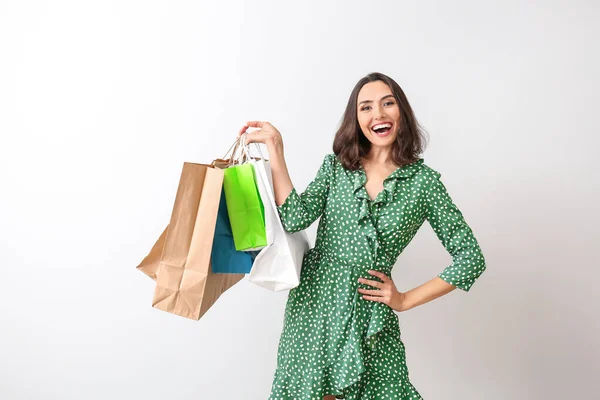 Mooie Jonge Vrouw Met Boodschappentassen Lichte Achtergrond — Stockfoto