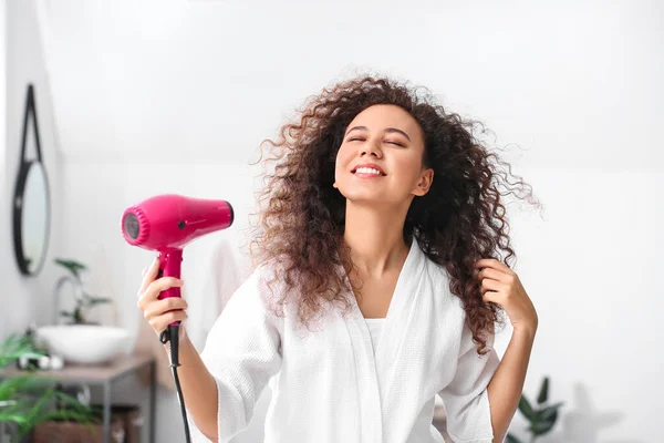 Hermosa Joven Afroamericana Con Secador Pelo Casa — Foto de Stock