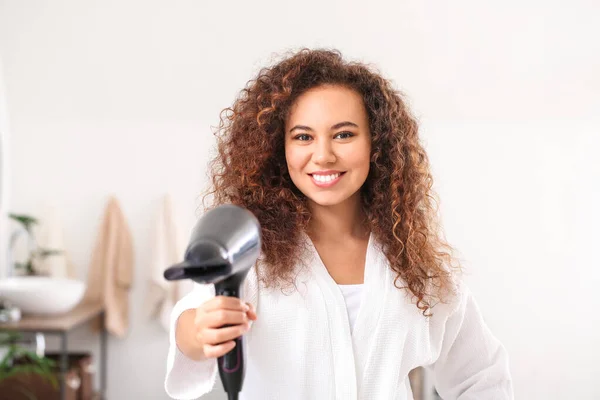 自宅でブロードライヤーと美しい若いアフリカ系アメリカ人女性 — ストック写真