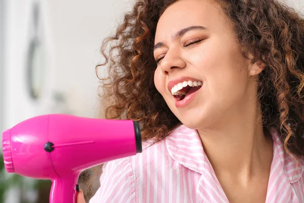 Linda Jovem Afro Americana Com Secador Cabelo Cantando Casa — Fotografia de Stock