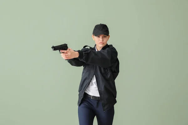 Oficial Policía Femenina Con Pistola Sobre Fondo Color —  Fotos de Stock