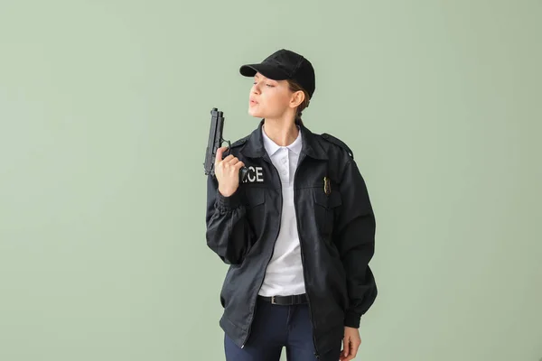 Polizistin Mit Pistole Auf Farbigem Hintergrund — Stockfoto