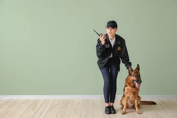Oficial Polícia Feminino Com Cão Perto Parede Cor — Fotografia de Stock