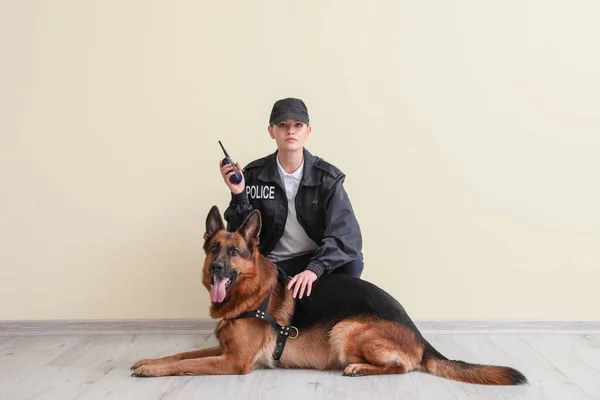 Жінка Поліцейський Собакою Біля Світлої Стіни — стокове фото