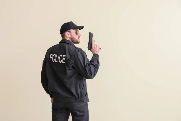 Mannelijke Politieagent Met Pistool Lichte Achtergrond — Stockfoto