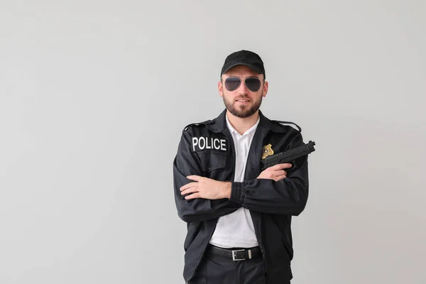 Férfi Rendőr Pisztollyal Könnyű Háttér — Stock Fotó