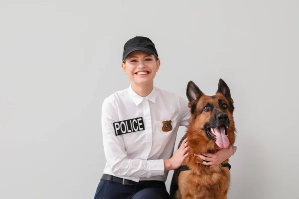 Жінка Поліцейський Собакою Світлому Фоні — стокове фото