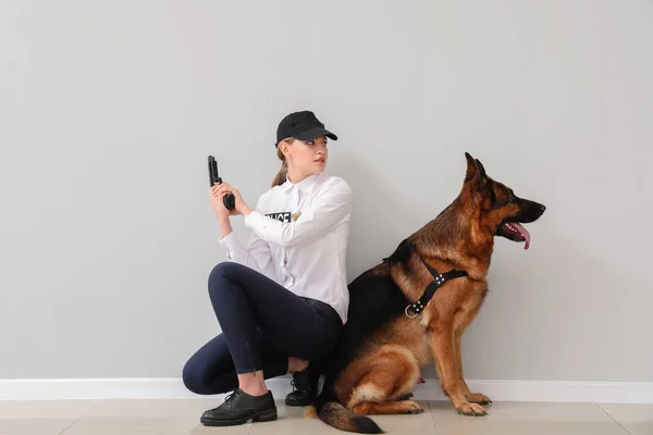 Γυναίκα Αστυνομικός Σκύλο Κοντά Ανοιχτό Τοίχο — Φωτογραφία Αρχείου