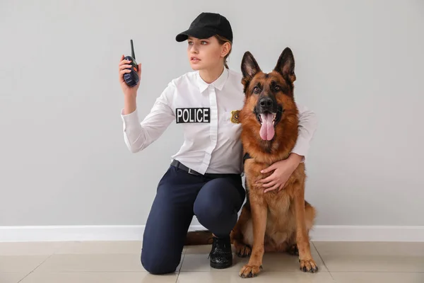 Жінка Поліцейський Собакою Біля Світлої Стіни — стокове фото
