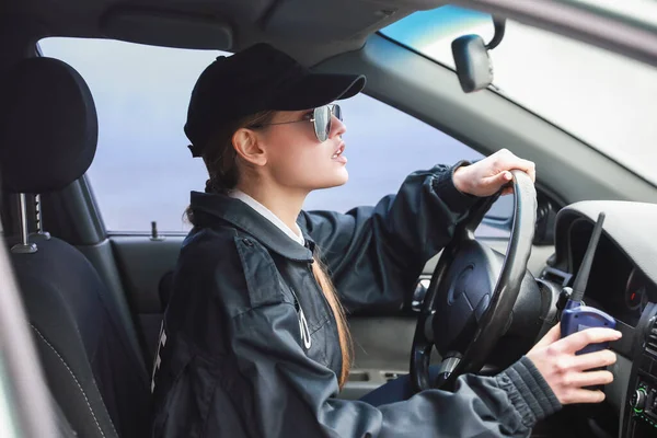 女性警察官運転車 — ストック写真
