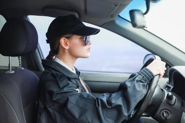 Female Police Officer Driving Car — Stock Photo, Image