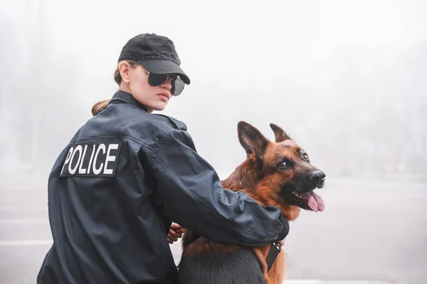 Жінка Поліцейський Собакою Яка Патрулює Міську Вулицю — стокове фото