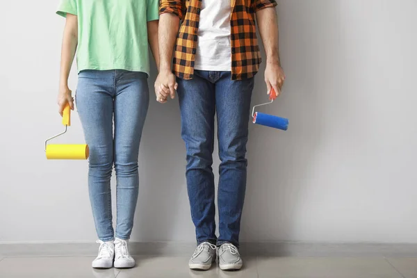 Pareja Joven Con Rodillos Pintura Cerca Pared Luz Nuevo Apartamento — Foto de Stock