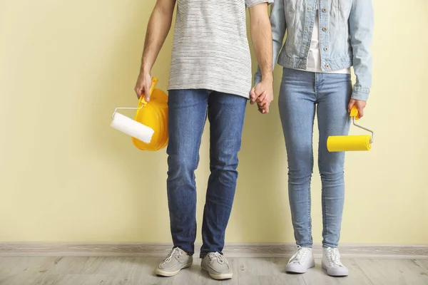 Pareja Joven Con Herramientas Cerca Pared Color Nuevo Apartamento — Foto de Stock