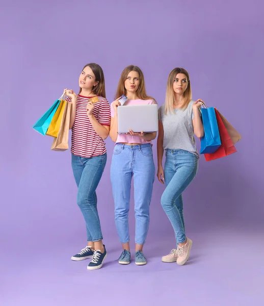 Продумані Молоді Жінки Ноутбуком Сумками Покупок Кольоровому Фоні — стокове фото