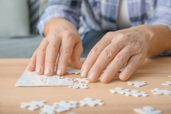 Senior Woman Suffering Parkinson Syndrome Doing Puzzle Home Closeup — Stock Photo, Image