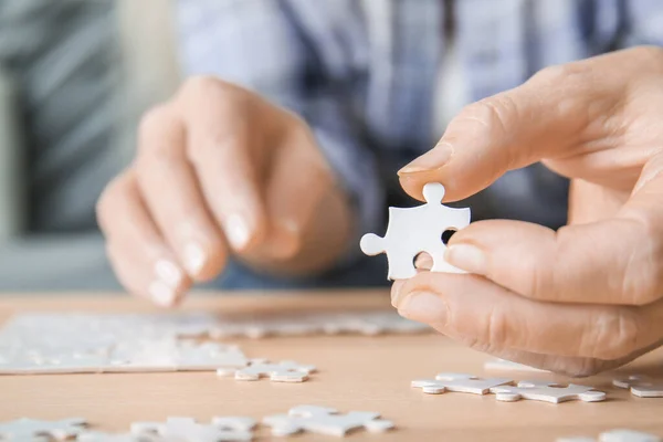 Starsza Kobieta Cierpi Zespół Parkinsona Robi Puzzle Domu Zbliżenie — Zdjęcie stockowe