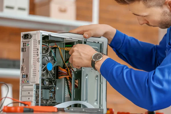 Elektronický Technik Opravy Počítače Servisním Středisku — Stock fotografie