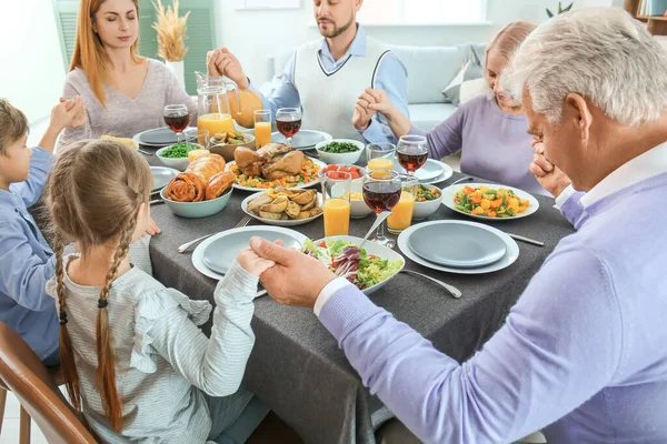 Familie Viert Thanksgiving Day Thuis — Stockfoto