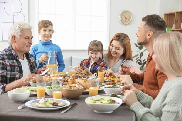 Familjen Firar Thanksgiving Day Hemma — Stockfoto