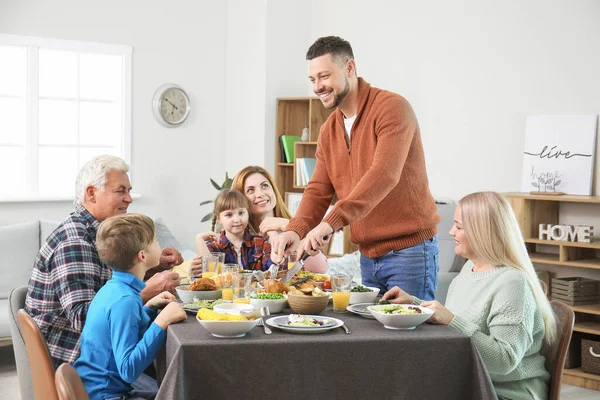 Familie Viert Thanksgiving Day Thuis — Stockfoto