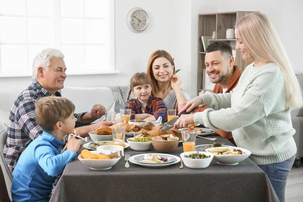Οικογένεια Γιορτάζει Ημέρα Των Ευχαριστιών Στο Σπίτι — Φωτογραφία Αρχείου