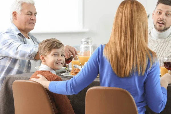 Family Celebrating Thanksgiving Day Home — Stock Photo, Image