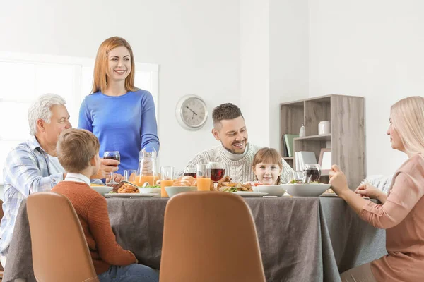 Family Celebrating Thanksgiving Day Home — Stock Photo, Image