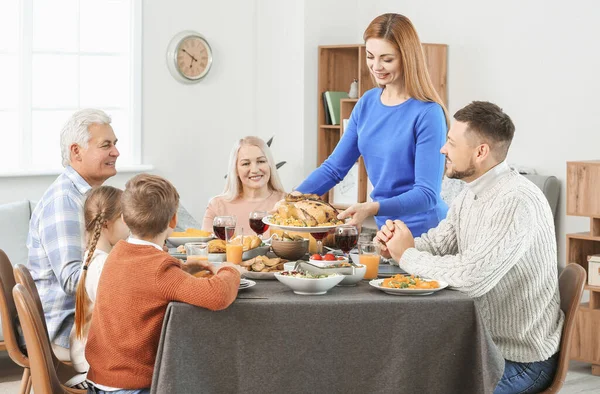 Familie Viert Thanksgiving Day Thuis — Stockfoto