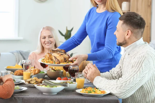 Familia Celebrando Día Acción Gracias Casa — Foto de Stock